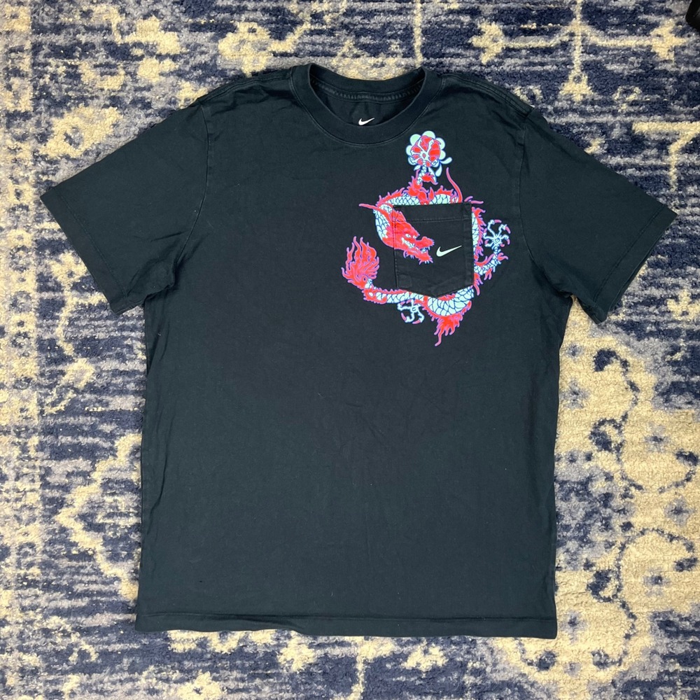 Nike Sportswear Dragon Graphic Pocket T-Shirt Black CV1046-010 Mens Large